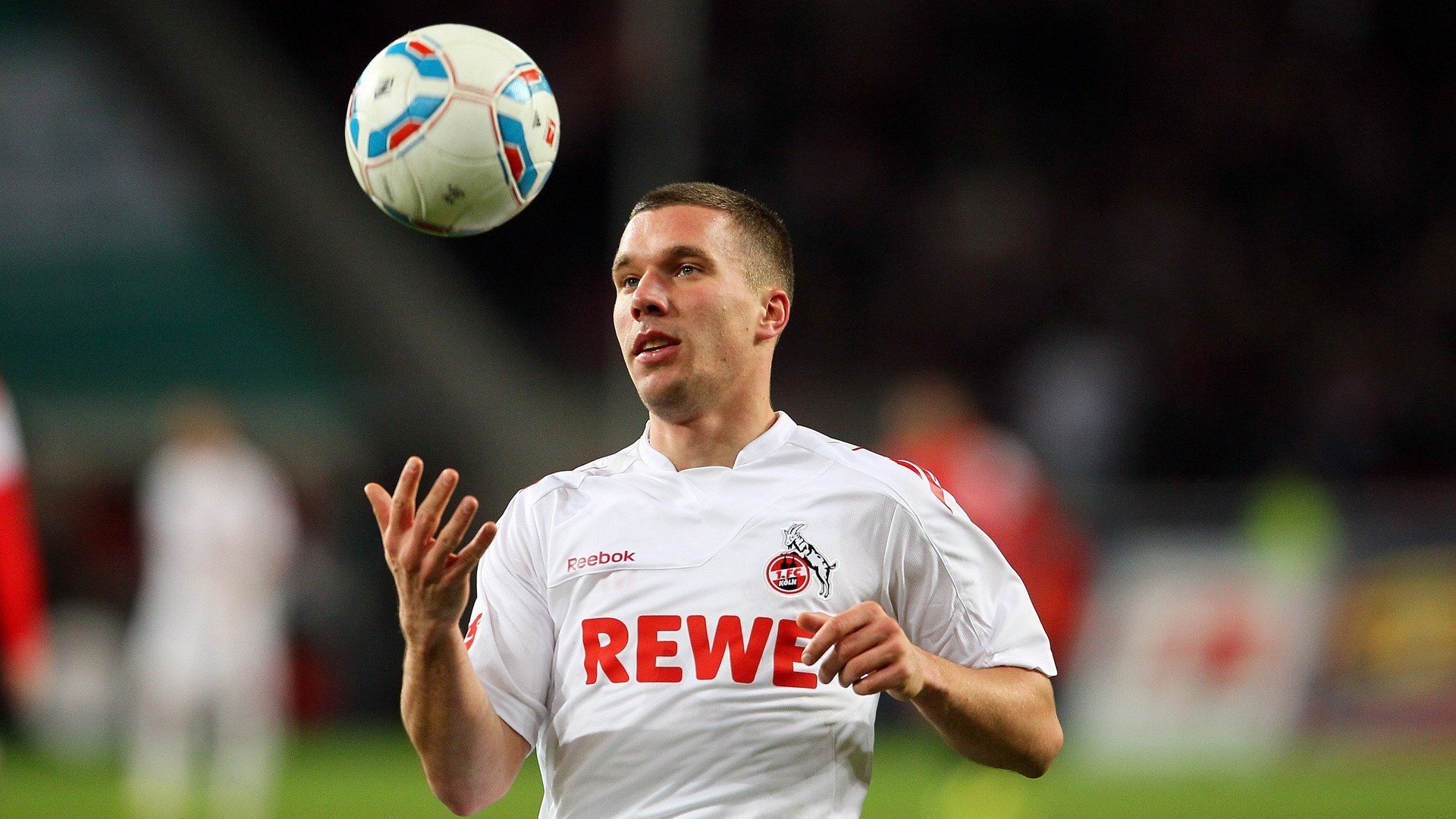 塞维利亚连战连捷，争夺西甲前三名